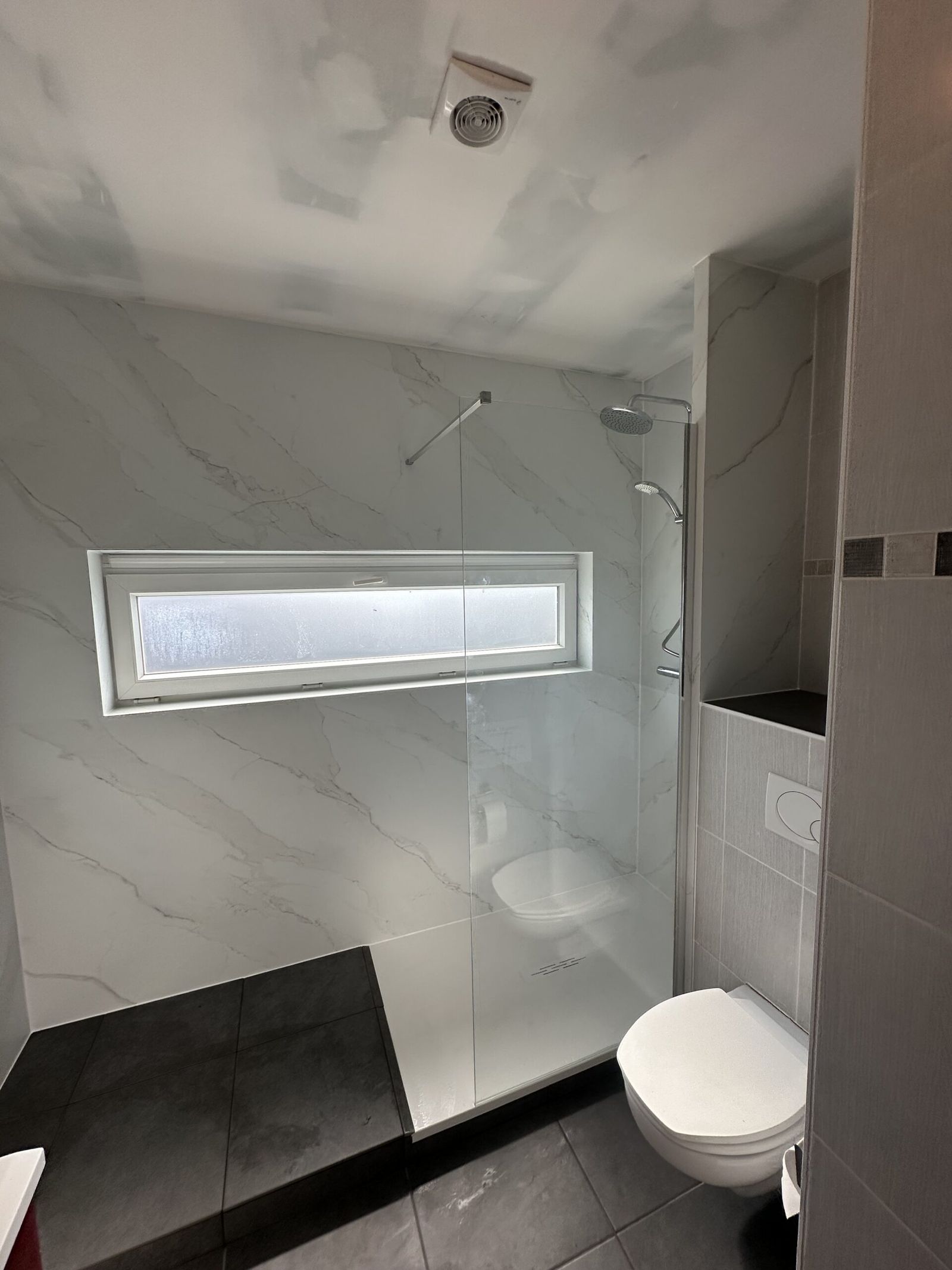 Glazen douchewand in combinatie met panelen