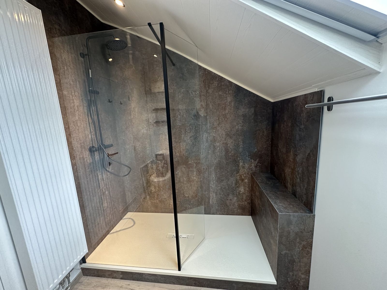 Lier: Hangtoilet Geberit en later een badkamermeubel met gun metal kranen.