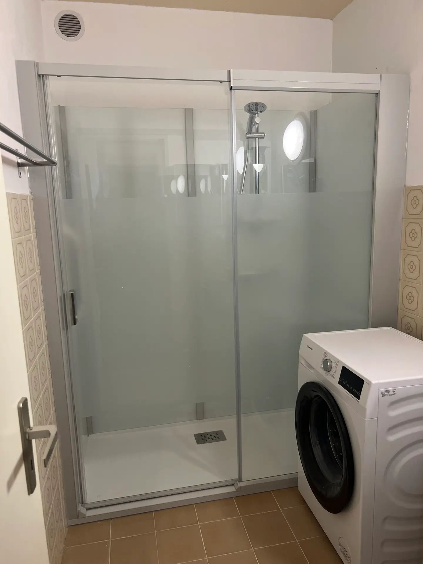 Kessel: Hangtoilet met accentmuur.