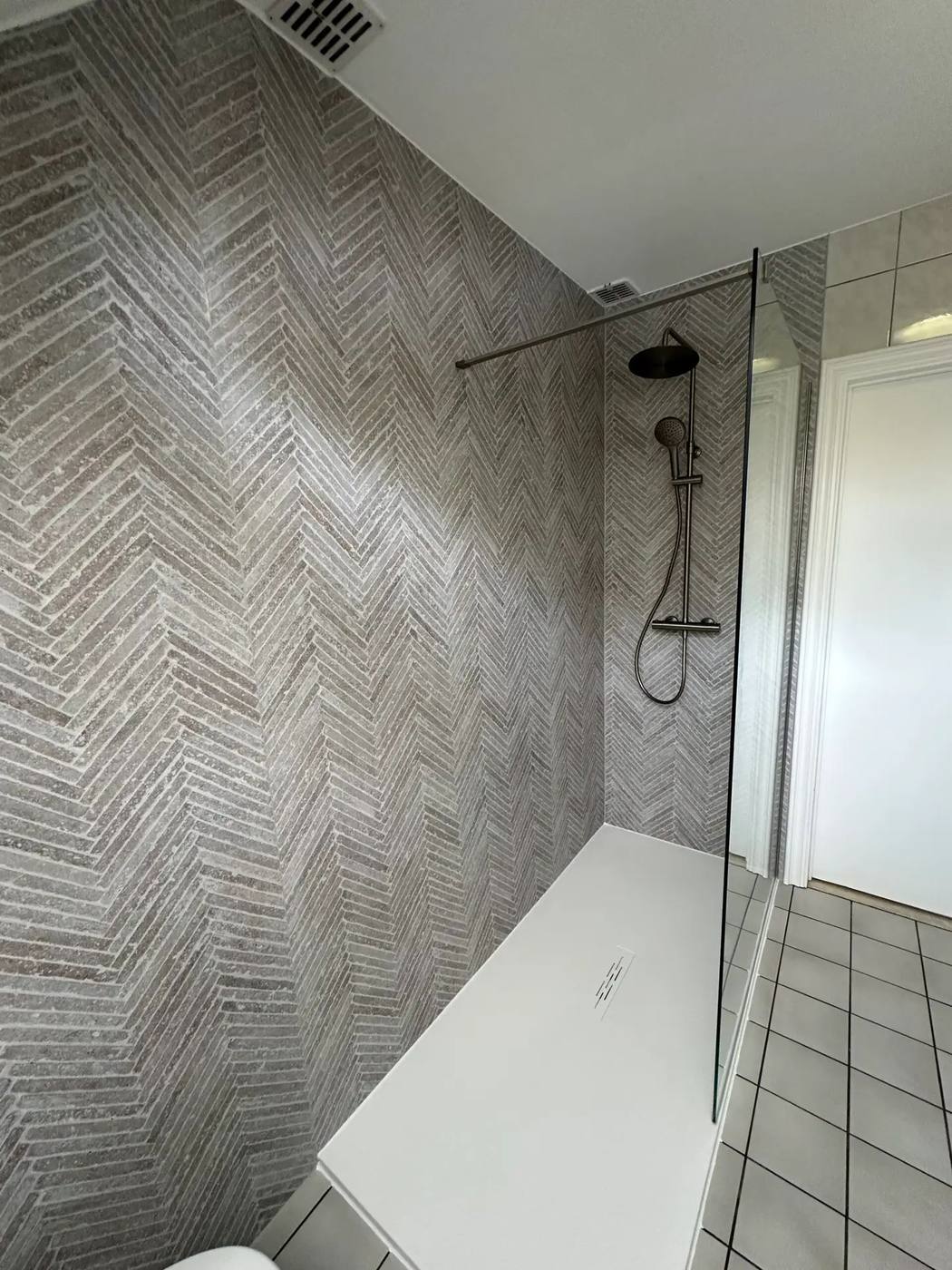Putte: Van bad naar praktische douche onder een schuin dak.