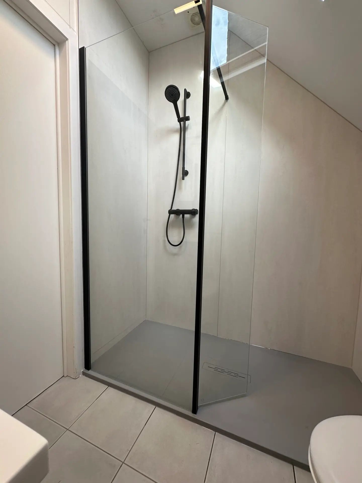 Detail van wandpaneel in de douche
